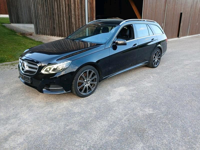 Schwarz Gebraucht 2014 Mercedes E250 Kombi | 15.999 € (Fairer Preis) - Bild 1/4