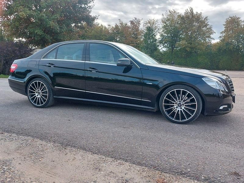 Gebraucht Mercedes E250 Avantgarde 204 PS (150 kW) 2009 Schwarz Limousine