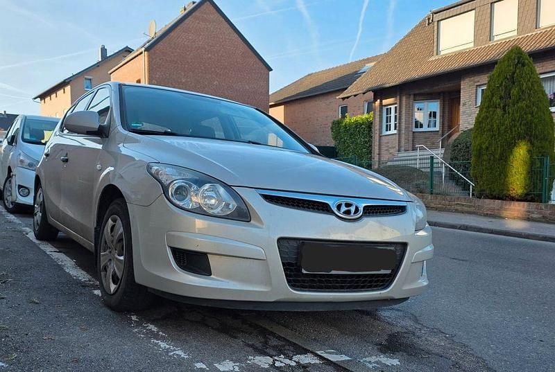 Beige Gebraucht 2009 Hyundai i30 Limousine | 2.750 € (Guter Preis) - Bild 1/4