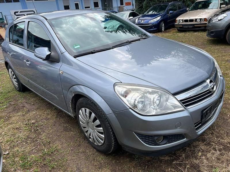 Silber Gebraucht 2007 Opel Astra Catch Me Limousine | 2.890 € (Etwas zu teuer) - Bild 1/4