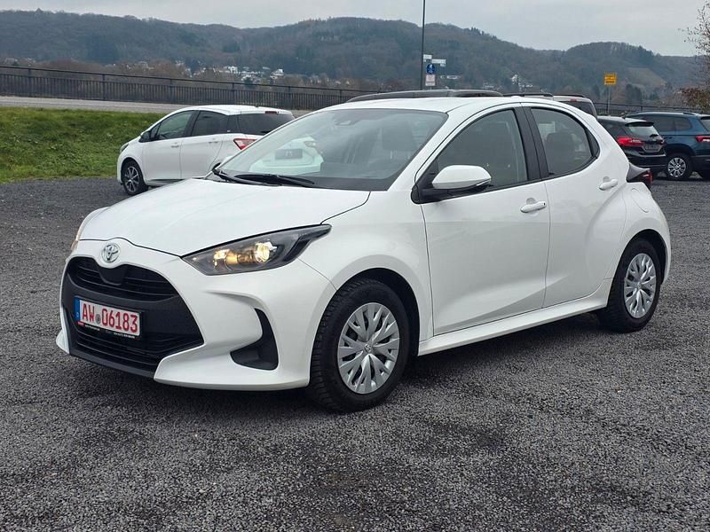 Weiß Gebraucht 2024 Toyota Yaris Comfort Kleinwagen | 14.490 € (Guter Preis) - Bild 1/4