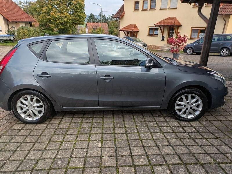 Grau Gebraucht 2008 Hyundai i30 Classic Limousine | 3.250 € (Guter Preis) - Bild 1/4