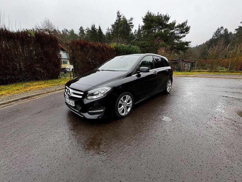 Schwarz Gebraucht 2015 Mercedes 200 Urban Limousine | 14.550 € (Fairer Preis) - Bild 1/4