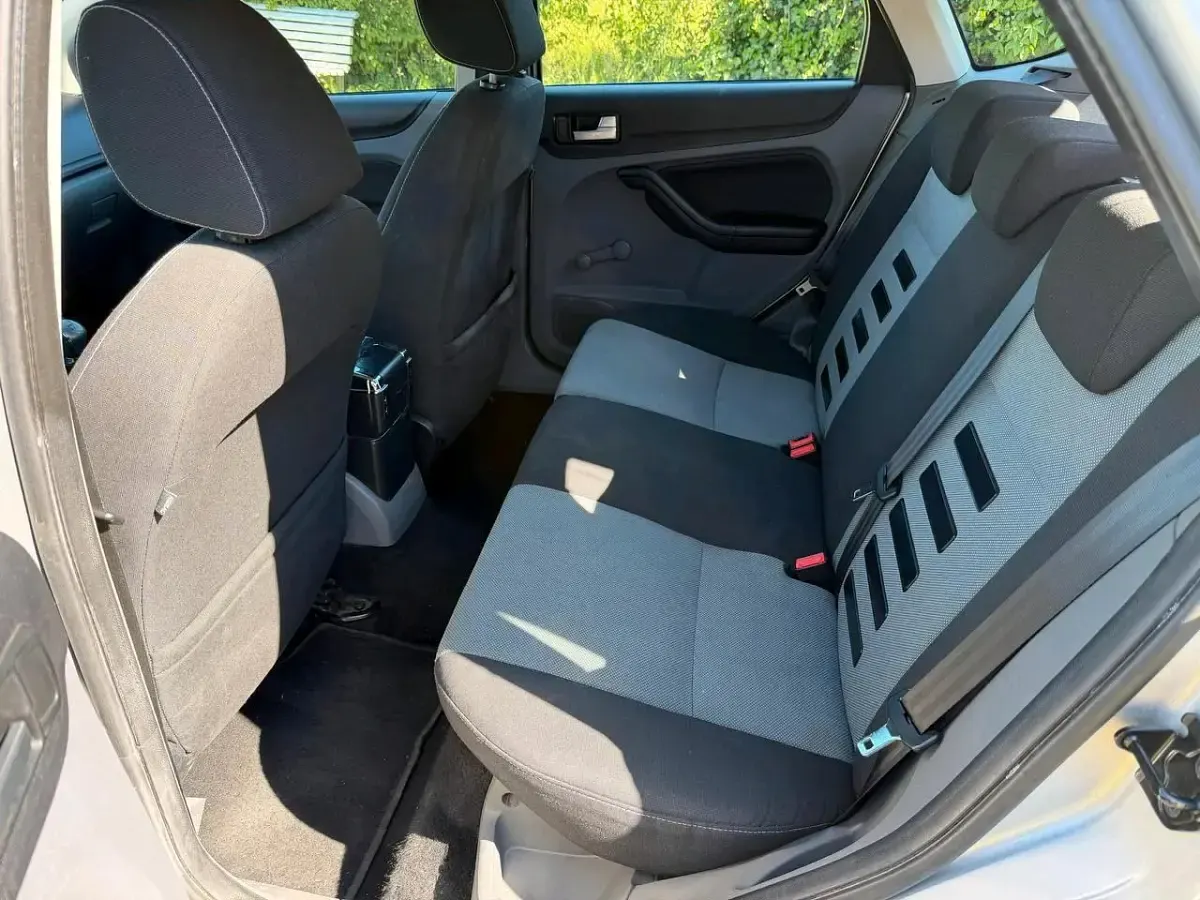Gebraucht Ford Focus 90 PS (66 kW) 2011 Silber Limousine