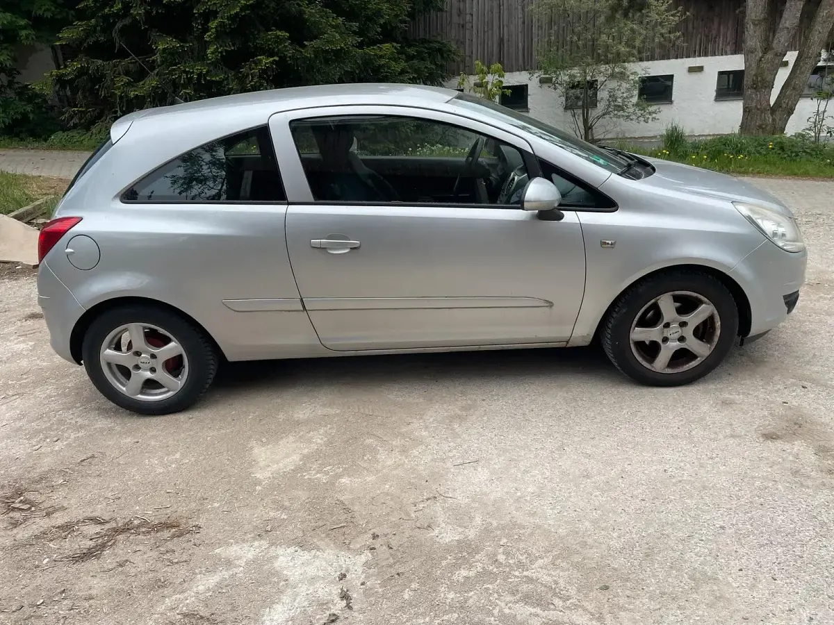 Gebraucht Opel Corsa 70 PS (51 kW) 2007 Silber Kleinwagen