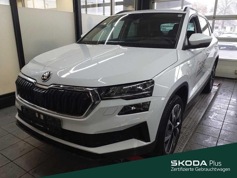 Moon weiß perleffekt (metallic) Gebraucht 2022 Skoda Karoq Tour SUV | 24.888 € (Fairer Preis) - Bild 1/4