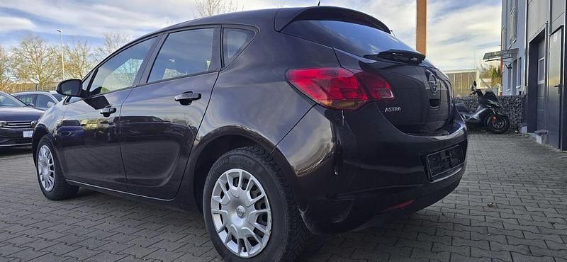 Gebraucht Opel Astra Design Edition 110 PS (80 kW) 2012 Braun Limousine