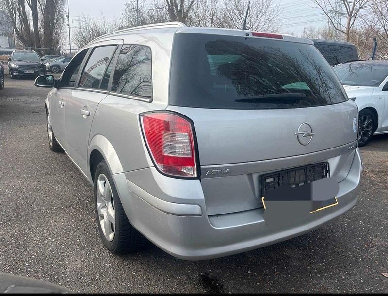 Gebraucht Opel Astra Edition 90 PS (66 kW) 2010 Silber Kombi