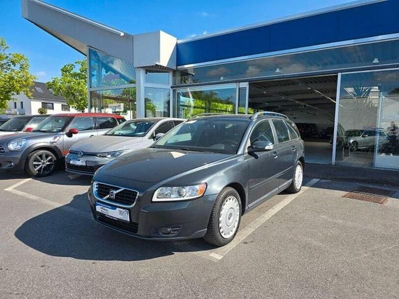 Grau Gebraucht 2009 Volvo V50 Kinetic Kombi | 3.990 € (Fairer Preis) - Bild 1/4