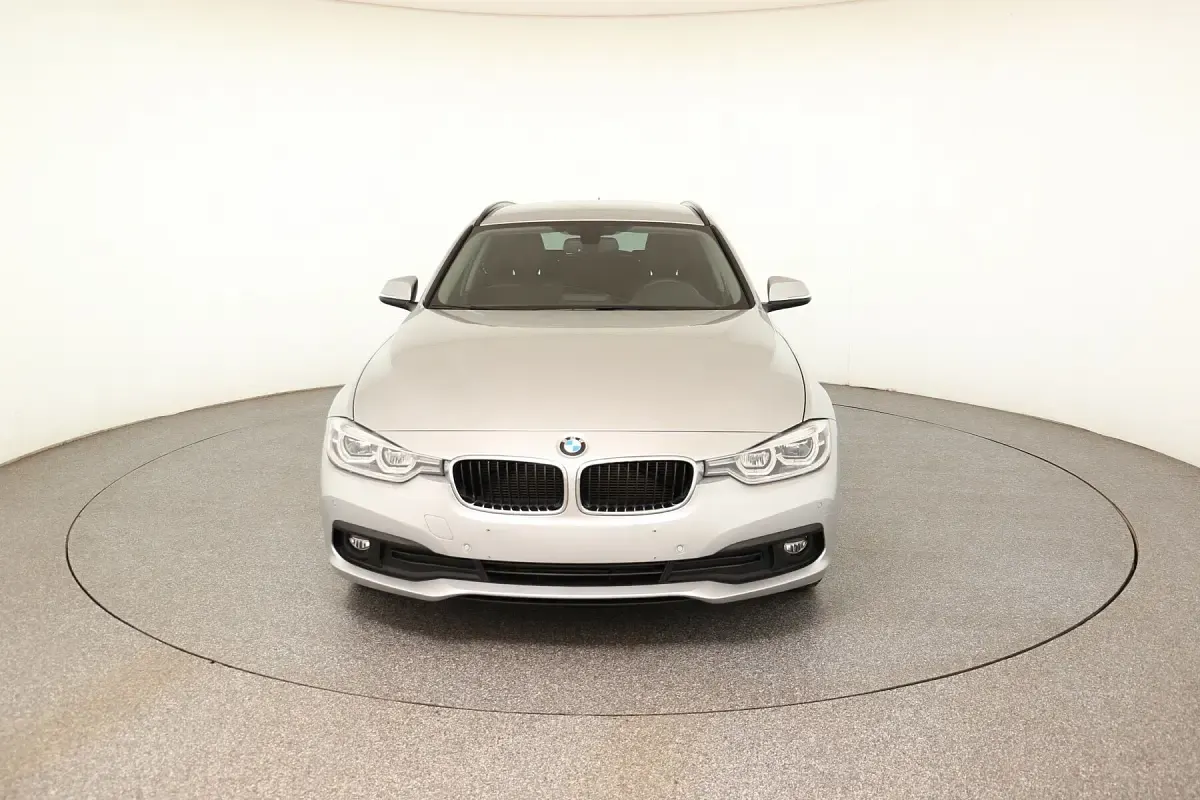 Gebraucht BMW 318 Advantage 150 PS (110 kW) 2019 Glaciersilber Kombi