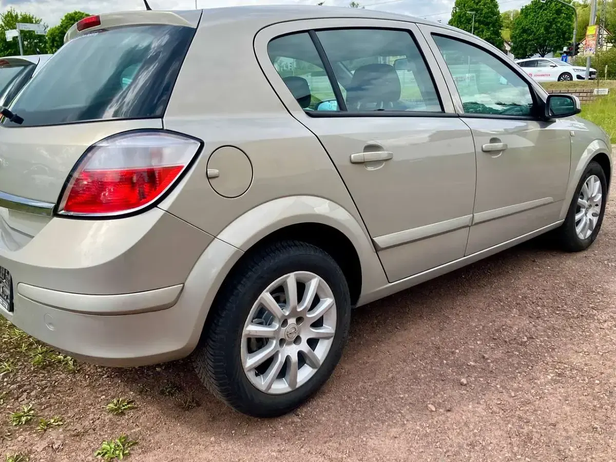 Gebraucht Opel Astra Edition 90 PS (66 kW) 2005 Pannacotta m2 Kleinwagen