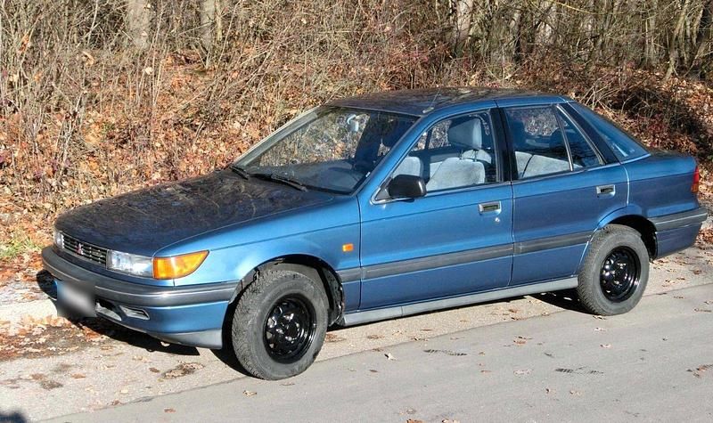 Second-hand Mitsubishi Lancer 97 CP (71 kW) 1990 Albastru Berlinǎ