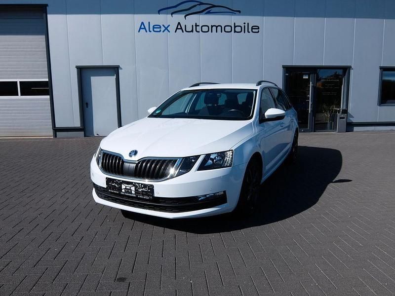 Weiß Gebraucht 2017 Skoda Octavia Ambition Kombi | 11.980 € (Fairer Preis) - Bild 1/4