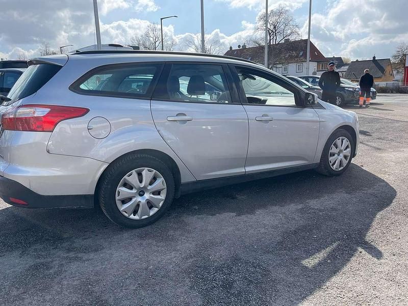 Gebraucht Ford Focus Trend 125 PS (91 kW) 2014 Polarsilber metallic Kombi
