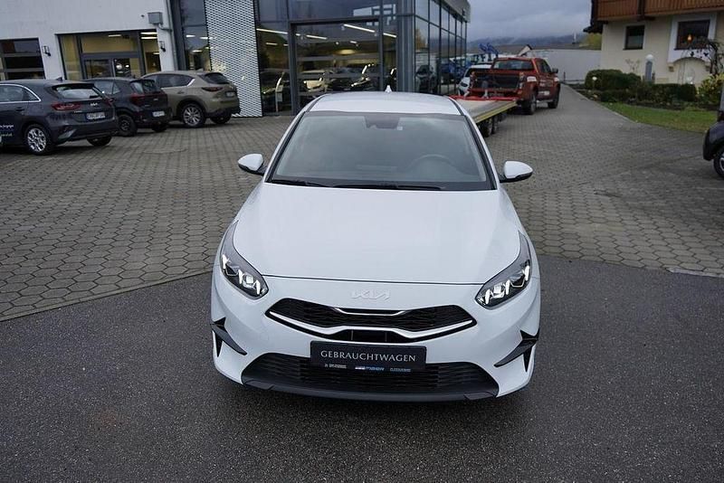 Gebraucht Kia Ceed Spirit 160 PS (117 kW) 2022 Weiß Kleinwagen