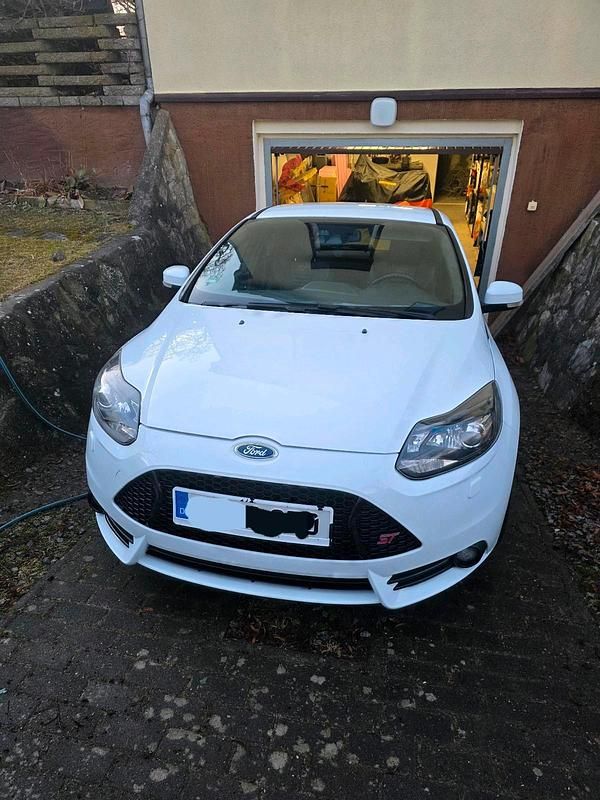 Gebraucht Ford Focus ST 250 PS (183 kW) 2013 Weiß Limousine