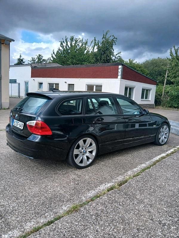 Schwarz Gebraucht 2007 BMW 320 Kombi | 3.550 € (Teuer) - Bild 1/4