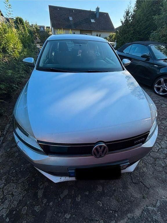 Silber Gebraucht 2014 VW Jetta Hybrid Comfortline Limousine | 10.900 € - Bild 1/4