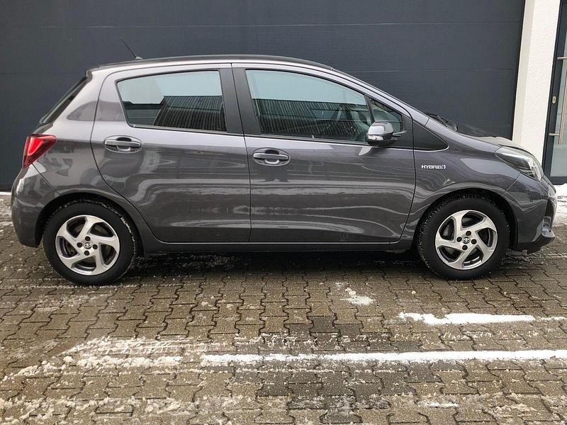 Gebraucht Toyota Yaris Hybrid Comfort 101 PS (74 kW) 2015 Grau Kleinwagen