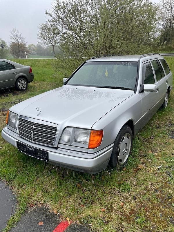 Gebraucht Mercedes 250 113 PS (83 kW) 1994 Silber Kombi