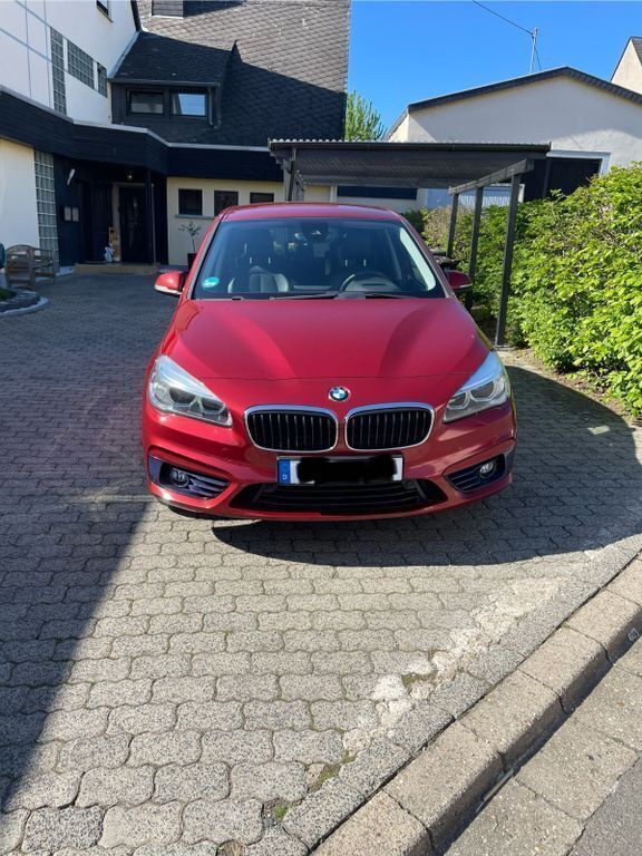 Rot Gebraucht 2015 BMW 220 Gran Tourer Sport Line Van / Kleinbus | 13.500 € (Fairer Preis) - Bild 1/4