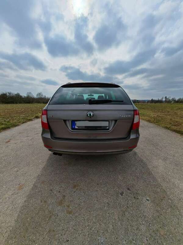 Gebraucht 2011 Skoda Superb Family Kombi | 4.600 € (Superpreis) - Bild 1/4