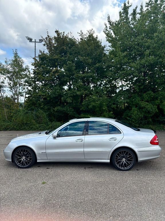 Silber Gebraucht 2005 Mercedes E220 Avantgarde Limousine | 5.500 € (Teuer) - Bild 1/4