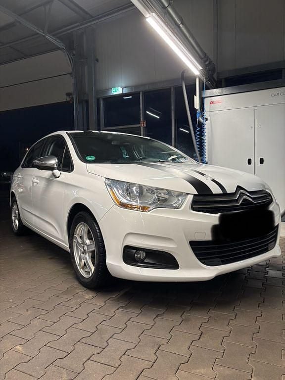 Weiß Gebraucht 2015 Citroën C4 SELECTION Limousine | 5.300 € (Guter Preis) - Bild 1/4