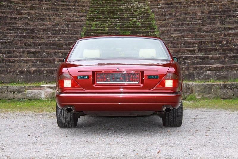 Używany Jaguar XJR 320 KM (235 kW) 1997 Czerwony Sedan/Limuzyna
