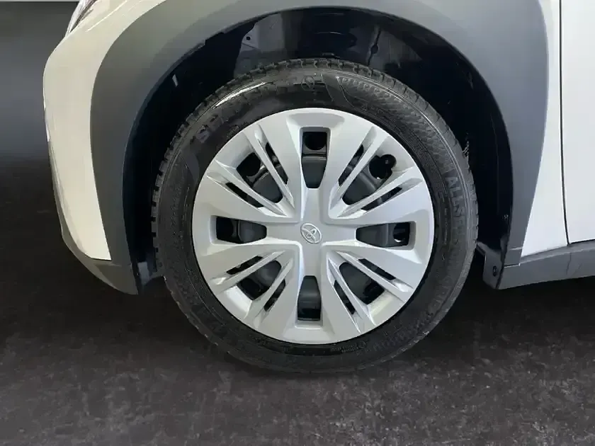 Gebraucht Toyota Aygo Play 72 PS (52 kW) 2024 Schneeweiß Kleinwagen