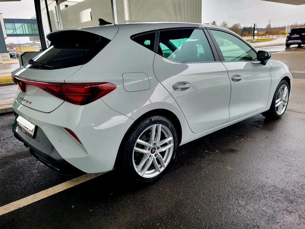 Używany Cupra Leon 150 KM (110 kW) 2024 Biały Sedan/Limuzyna