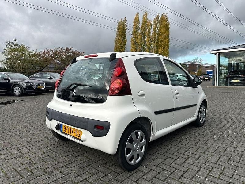 Gebraucht Peugeot 107 Active 68 PS (50 kW) 2014 Weiß Kleinwagen