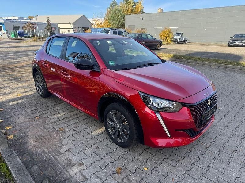 Rot Gebraucht 2022 Peugeot e-208 Active Kleinwagen | 15.900 € (Fairer Preis) - Bild 1/4