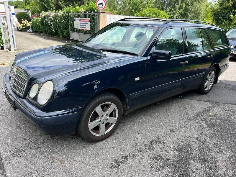 Blau Gebraucht 1996 Mercedes E200 Kombi | 1.200 € (Superpreis) - Bild 1/4