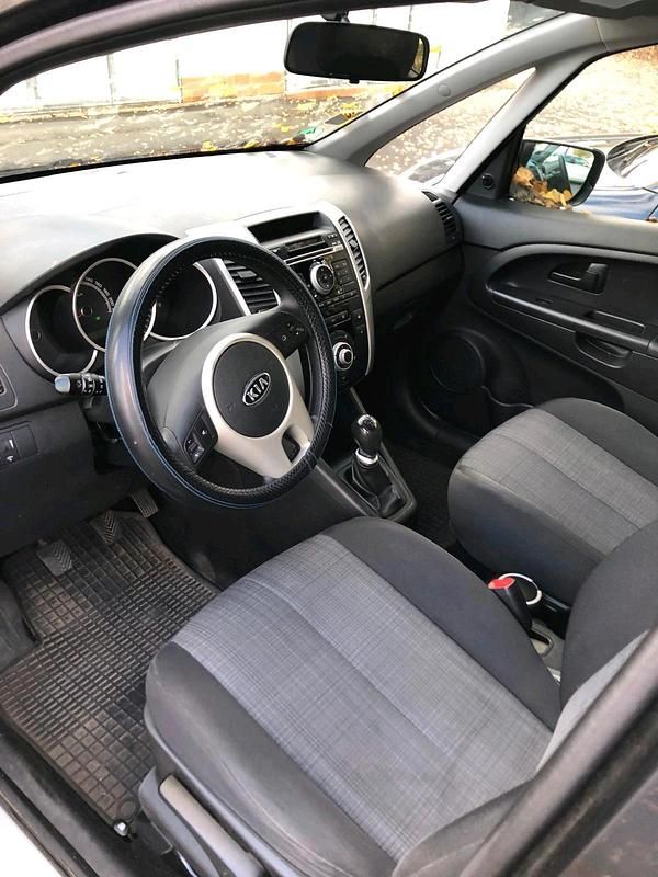 Schwarz Gebraucht 2010 Kia Venga Kleinwagen | 6.750 € - Bild 1/4