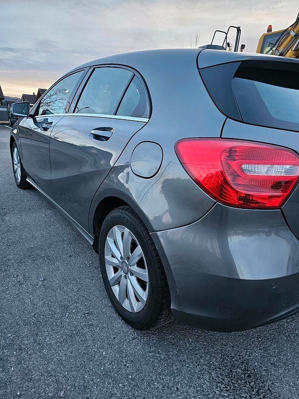 Gebraucht Mercedes A180 109 PS (80 kW) 2012 Grau Kleinwagen