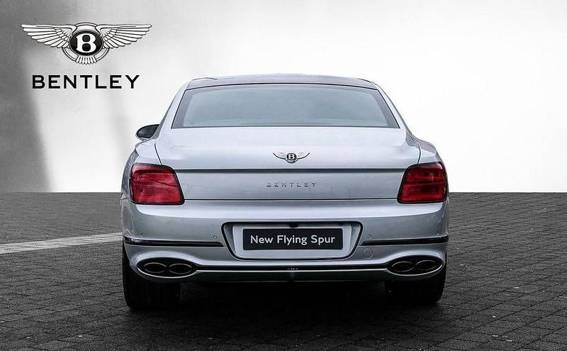 Gebraucht Bentley Flying Spur 551 PS (405 kW) 2024 Silber Limousine