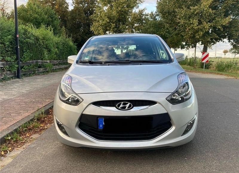 Silber Gebraucht 2011 Hyundai ix20 Van / Kleinbus | 4.450 € (Fairer Preis) - Bild 1/4