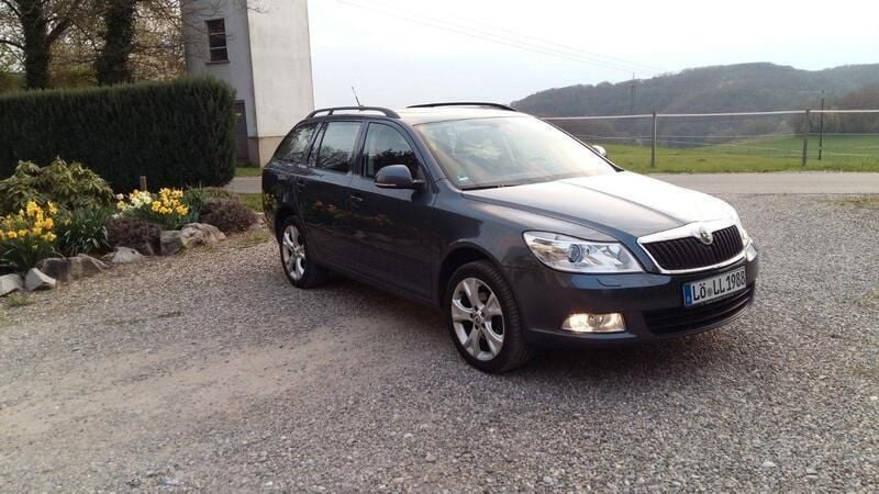 Grau Gebraucht 2010 Skoda Octavia Elegance Kombi | 4.100 € (Fairer Preis) - Bild 1/4