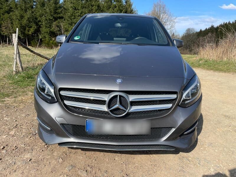 Grau Gebraucht 2014 Mercedes B180 Van / Kleinbus | 11.600 € (Fairer Preis) - Bild 1/4