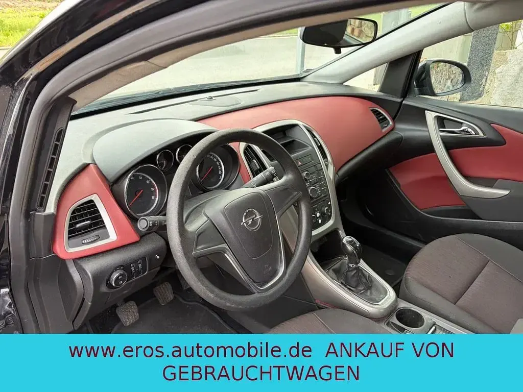Używany Opel Astra Edition 116 KM (85 kW) 2010 Czarny Sedan/Limuzyna