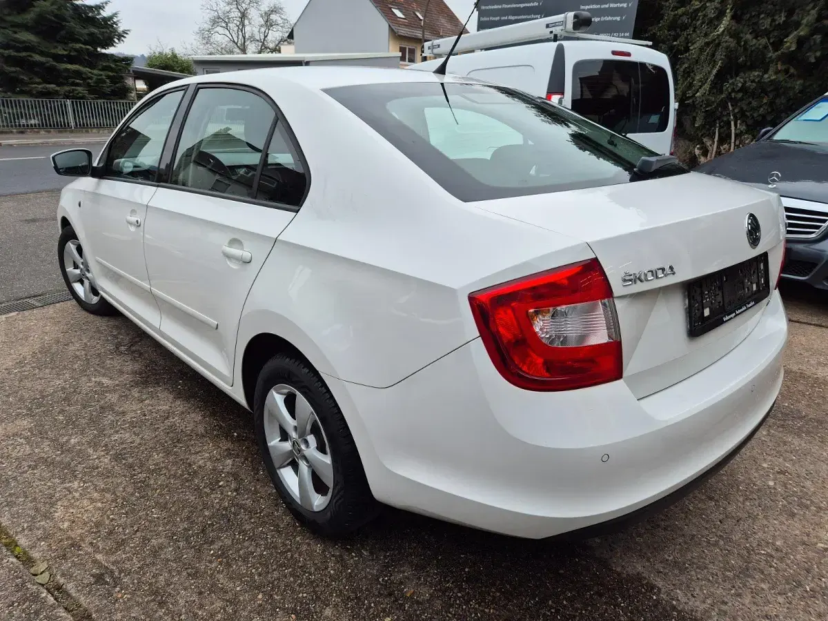 Gebraucht Skoda Rapid 87 PS (63 kW) 2012 Weiß Limousine