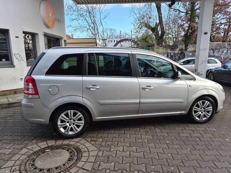 Silber Gebraucht 2010 Opel Zafira Design Edition Van / Kleinbus | 2.800 € (Guter Preis) - Bild 1/4