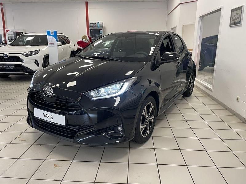 Schwarz Neu 2025 Toyota Yaris Hybrid Comfort Limousine | 27.690 € (Etwas zu teuer) - Bild 1/4