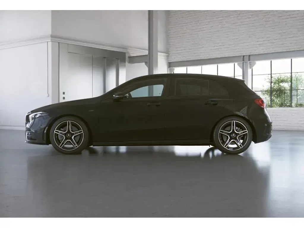 Gebraucht Mercedes A250 AMG 160 PS (117 kW) 2021 Metalliclack kosmosschwarz Limousine