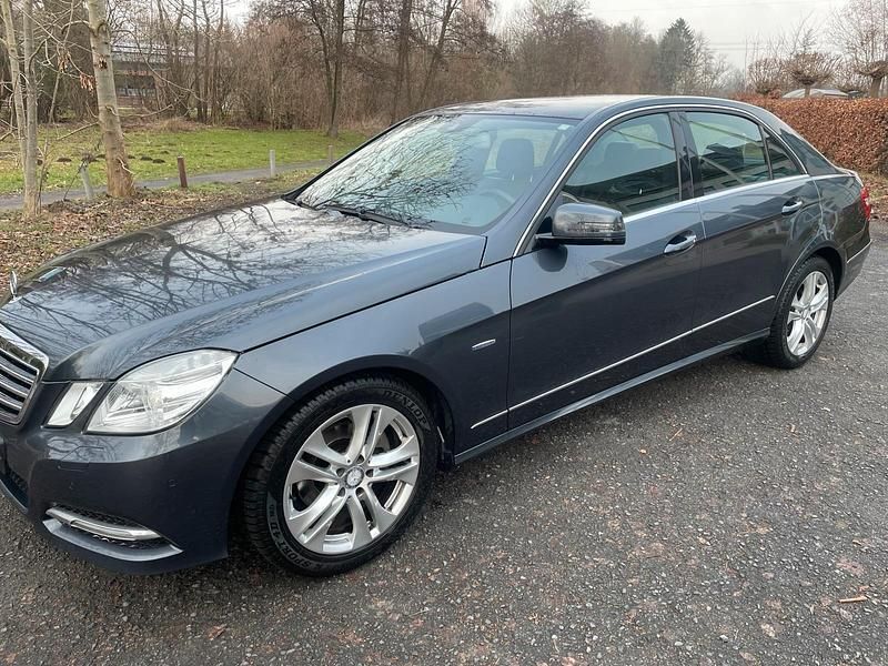 Grau Gebraucht 2011 Mercedes E200 Limousine | 14.999 € (Fairer Preis) - Bild 1/4