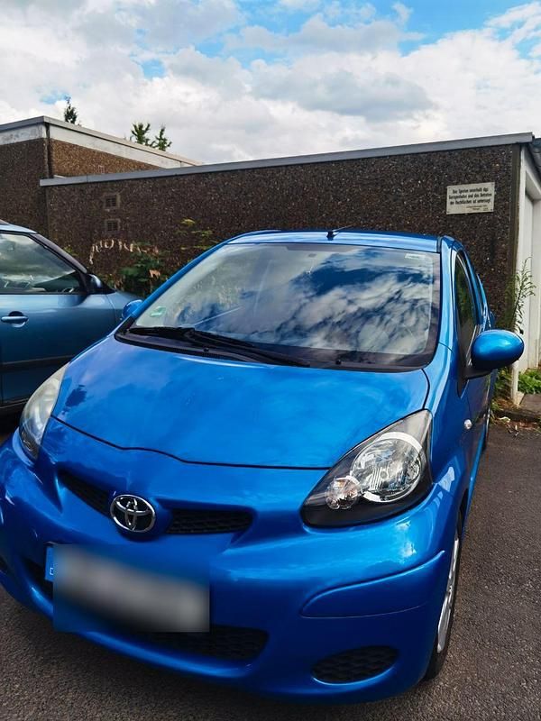 Blau Gebraucht 2011 Toyota Aygo Kleinwagen | 2.000 € (Guter Preis) - Bild 1/4