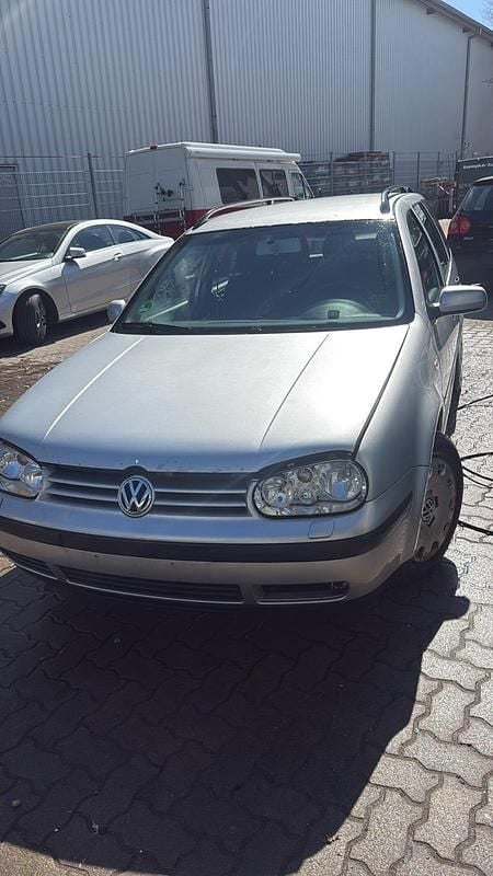 Second-hand VW Golf IV 105 CP (77 kW) 2005 Argintiu Break