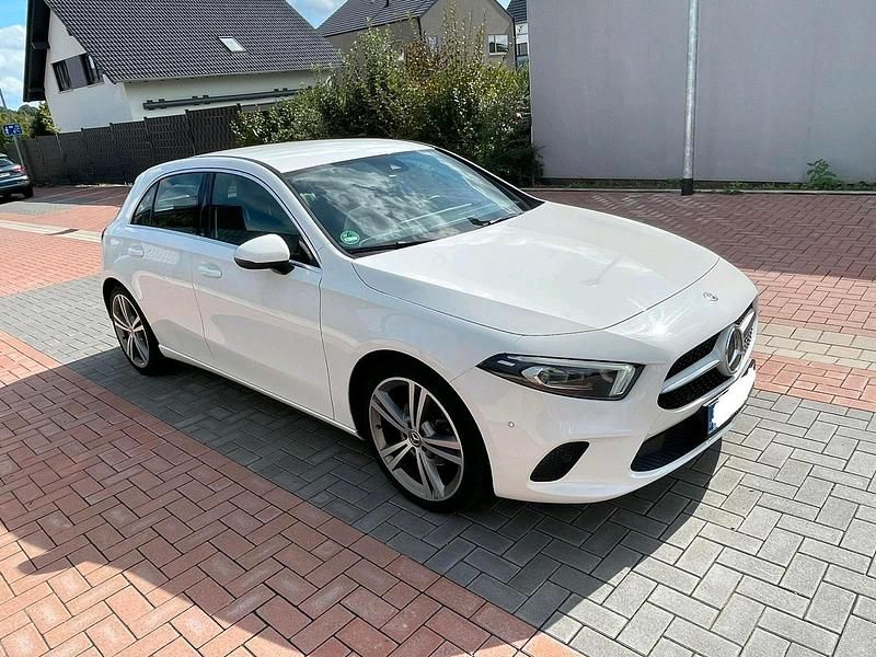 Weiß Gebraucht 2019 Mercedes A180 Limousine | 14.500 € (Fairer Preis) - Bild 1/4