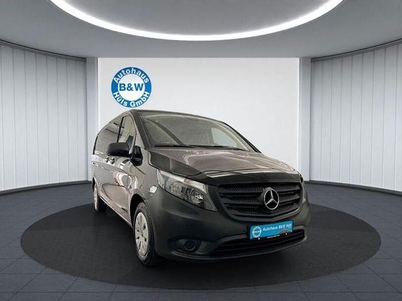 Obsidianschwarz metallic Gebraucht 2021 Mercedes Vito Van / Kleinbus | 25.499 € (Guter Preis) - Bild 1/4